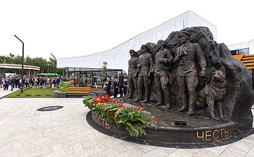 Григорий Карасин вместе с губернатором Сахалинской области Валерием Лимаренко, представителями силовых ведомств и общественности открыли в Южно-Сахалинске сквер «Щит и Меч»