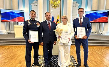 Игорь Мурог встретился с рязанскими волонтерами в преддверии Дня России и вручил им награды