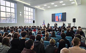 Александр Карелин и Лариса Круглова провели в Мурманском медицинском колледже «Арктический диалог»