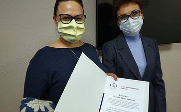 Татьяна Кусайко вручила волонтёрам Мурманской области благодарственные письма