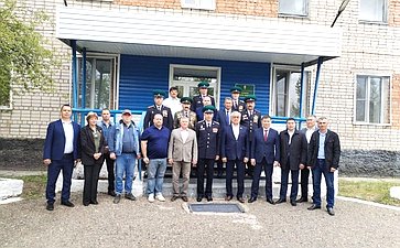 Баир Жамсуев и Сергей Михайлов поздравили в селе Мангут Кыринского района сотрудников и ветеранов Пограничной службы ФСБ России с профессиональным праздником