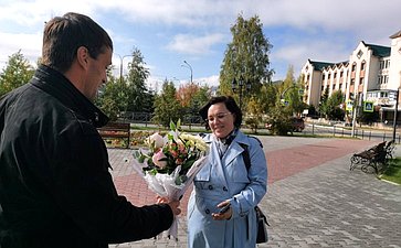 Эдуард Исаков в День танкиста встретился со школьницей Алисой Салимовой из г. Югорска, чтобы передать ей посылку, которую с благодарностью за её старания отправили танкисты-участники СВО