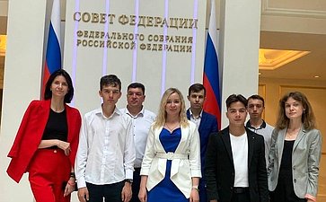 За хорошие результаты в учебе Оксана Хлякина поощрила студентов Липецкого филиала РАНХиГС поездкой в Москву на экскурсию в Совет Федерации