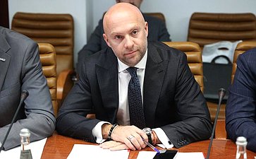 Заседание секции «Цифровая трансформация транспорта» на тему «Обсуждение концепций логистического проекта-международного транспорта БАС-Хаба с применением беспилотных летательных аппаратов между Россией и Китаем»