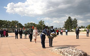 Валентина Матвиенко приняла участие в церемонии возложения венка к монументу Героям Мозамбика