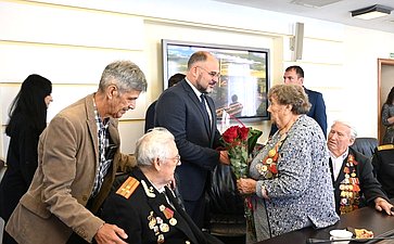 Александр Ролик совместно с главой Владивостока Константином Шестаковым провел встречу с проживающими в столице Приморья ветеранами — участниками боев с милитаристской Японией в августе-сентябре 1945 года