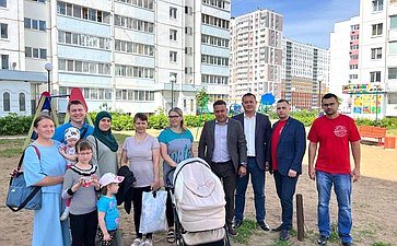 Айрат Гибатдинов встретился с семьями, оказавшимися в сложной жизненной ситуации и посетил школу-интернат для детей с особенностями в развитии