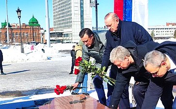 Сергей Рябухин принял участие в возложении цветов к памятнику Герою РФ подполковнику Д. А. Разумовскому