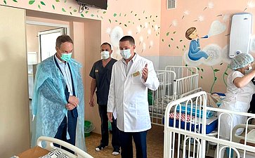 Александр Башкин посетил нейрохирургическое отделение Областной детской клинической больницы им. Н.Н. Силищевой