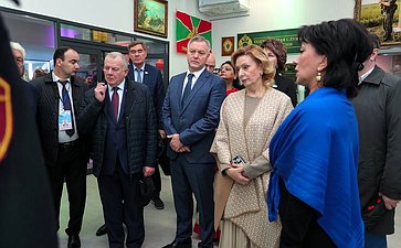 Сенаторы РФ возложили цветы к мемориалу Воину-освободителю в парке им. Ленинского комсомола в Махачкале (фото пресс-служба Министерства экономики и территориального развития Республики Дагестан)