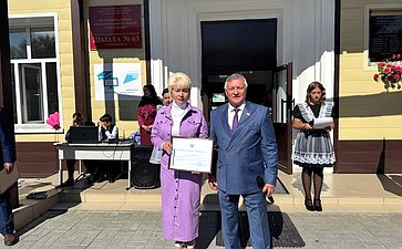 Сергей Михайлов поздравил с Днем знаний педагогов и учеников школы №63 поселка Чернышевск