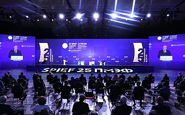 Пленарное заседание XXV Петербургского международного экономического форума