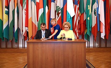 Валентина Матвиенко и Председатель МПС Сабер Чоудхури приняли участие в церемонии памятного гашения почтовой марки, посвященной 137-й Ассамблее Межпарламентского союза