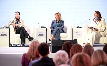 Пленарное заседание «Народные художественные промыслы и креативные индустрии. Перспективы развития». XII форум регионов России и Беларуси