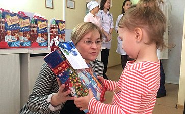 Людмила Бокова навестила и поздравила с праздником детей, оказавшихся по состоянию здоровья вне дома накануне Нового года