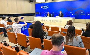 Пресс-конференция председателя Комитета СФ по аграрно-продовольственной политике и природопользованию Александра Двойных по итогам работы в период весенней сессии