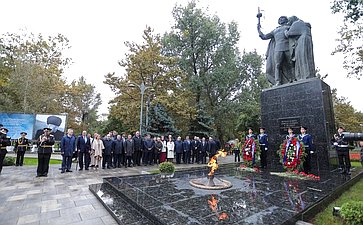 Сенаторы РФ возложили цветы к мемориалу Воину-освободителю в парке им. Ленинского комсомола в Махачкале (фото пресс-служба Министерства экономики и территориального развития Республики Дагестан)