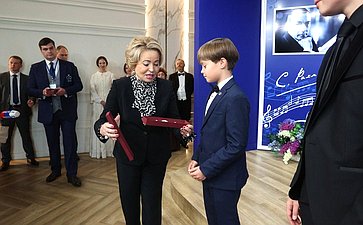 В рамках работы Х Парламентского форума «Историко-культурное наследие России» в Великом Новгороде Валентина Матвиенко посетила детскую общеобразовательную школу имени Г.Р. Державина и Дом музыки имени С.В. Рахманинова