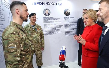 Валентина Матвиенко и Владислав Кузнецов осмотрели выставку, развернутую в Совете Федерации, которая посвящена истории, современности и перспективам развития Чукотского автономного округа