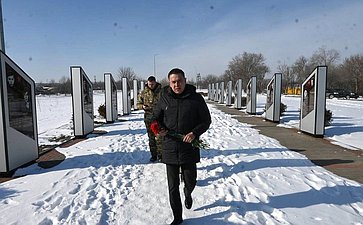 Айрат Гибатдинов возложил цветы к мемориалу «Непокорённые» в городе Краснодон Луганской Народной Республики