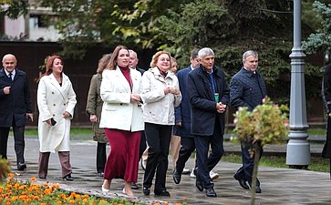 Сенаторы РФ возложили цветы к мемориалу Воину-освободителю в парке им. Ленинского комсомола в Махачкале (фото пресс-служба Министерства экономики и территориального развития Республики Дагестан)