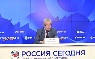 Брифинг председателя Комиссии СФ по защите государственного суверенитета и предотвращению вмешательства во внутренние дела РФ Андрея Климова