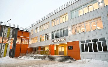 Елена Дягилева и Лариса Круглова посетили среднюю общеобразовательную школу № 5 имени О.И. Семёнова-Тян-Шанского в Мончегорске, досрочно открывшуюся после капитального ремонта