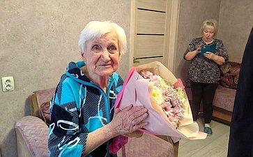 Артем Малащенков навестил и поздравил с Новым годом ветерана Великой Отечественной войны