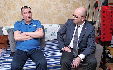 Олег Цепкин в ходе работы в регионе посетил семью военнослужащего, получившего ранение в ходе СВО