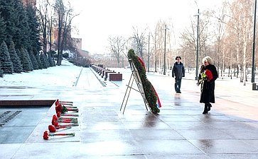 Председатель Совета Федерации Валентина Матвиенко возложила цветы к Могиле Неизвестного Солдата у Кремлевской стены