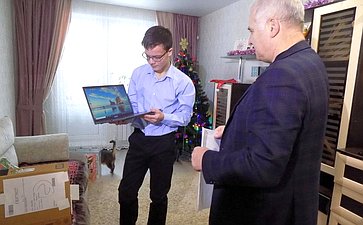 Сергей Мартынов подарил школьнику из Марий Эл ноутбук в рамках акции «Ёлка желаний»