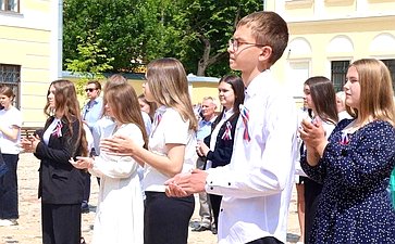 Александр Савин в ходе поездки в регион принял участие в торжественной церемонии вручения паспортов юным жителям области