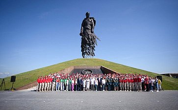 У подножия Мемориала Советскому солдату прошел торжественный митинг, посвященный памяти всех, кто погиб в годы Великой Отечественной войны под Ржевом