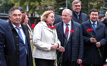 Сенаторы РФ возложили цветы к мемориалу Воину-освободителю в парке им. Ленинского комсомола в Махачкале (фото пресс-служба Министерства экономики и территориального развития Республики Дагестан)