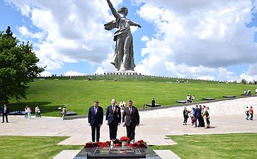 В целях увековечивания памяти участников Великой Отечественной войны, ушедших на фронт из Свердловской области, принимавших участие в Сталинградской битве, на Мамаевом кургане состоялась церемония открытия памятного знака