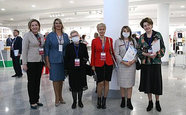 Участники VIII Парламентского форума «Историко-культурное наследие России» посетили выставку, где были представлены работы ярославских мастеров по финифти и майолике