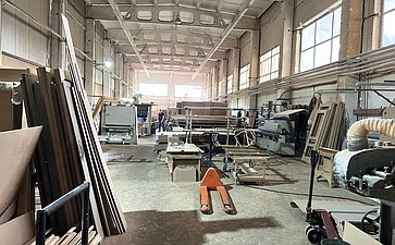 Айрат Гибатдинов посетил фабрику в Заволжском районе Ульяновской области, которая специализируется на деревообработке