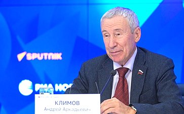 Председатель Комиссии Совета Федерации по защите государственного суверенитета и предотвращению вмешательства во внутренние дела РФ Андрей Климов провел брифинг, посвященный актуальной международной повестке