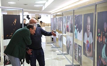Открытие в Совете Федерации фотовыставки «Я ЖИВУ» в преддверии Международного дня редких заболеваний