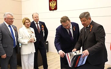 В целях увековечивания памяти участников Великой Отечественной войны, ушедших на фронт из Свердловской области, принимавших участие в Сталинградской битве, на Мамаевом кургане состоялась церемония открытия памятного знака
