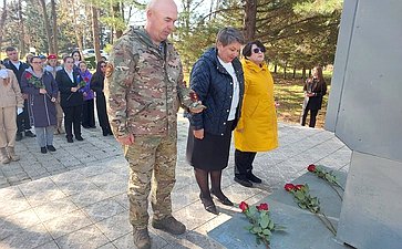 Людмила Талабаева в ходе рабочей поездки в регион возложила цветы к мемориалу погибшим участникам Великой Отечественной войны в селе Вострецово