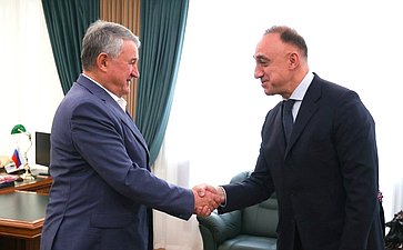 Рабочая встреча заместителя Председателя СФ Юрия Воробьева с Ваграмом Карапетяном, членом Экспертного совета МПК, исполнительным директором образовательно-культурного благотворительного фонда «Наше будущее»