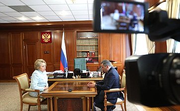 Валентина Матвиенко встретилась с врио губернатора Курской области Александром Хинштейном