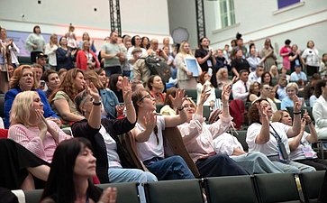 XXVIII Петербургский международный экономический форум (ПМЭФ’25). Показ международного конкурса адаптивной моды «На крыльях»