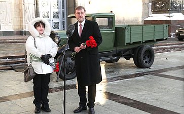 Сенаторы приняли участие в церемонии возложения цветов к «Полуторке» (ГАЗ АА)