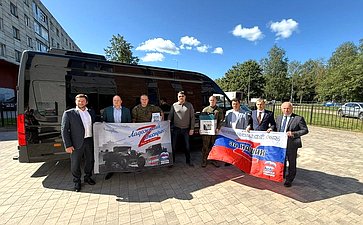 Дмитрий Василенко встретился с участникам СВО в городе Шлиссельбурге Кировского района и передал военнослужащим оборудование