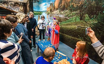 Сенаторы посетили Школу креативных индустрий на базе Окружного Дома народного творчества и Центр народных художественных промыслов и ремесел