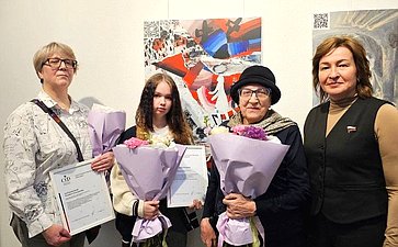 Лариса Круглова приняла участие в церемонии открытия в Мурманске выставки работ победителей Всероссийского конкурса детского рисунка «Жизнь, делённая на граммы»