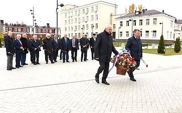 Сенаторы возложили цветы к памятнику испытателям отечественного ядерного оружия