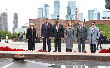 Председатель Совета Федерации Валентина Матвиенко приняла участие в торжественной церемонии возложения цветов к Вечному огню в Парке Победы на Поклонной горе в Москве